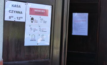 Informacje na drzwiach wejściowych do siedziby firmy